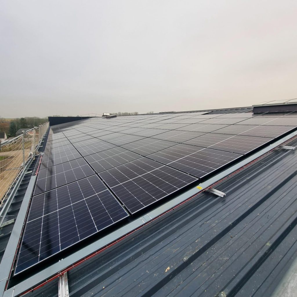 Installation photovoltaïque professionnelle dans la campagne de Valenciennes