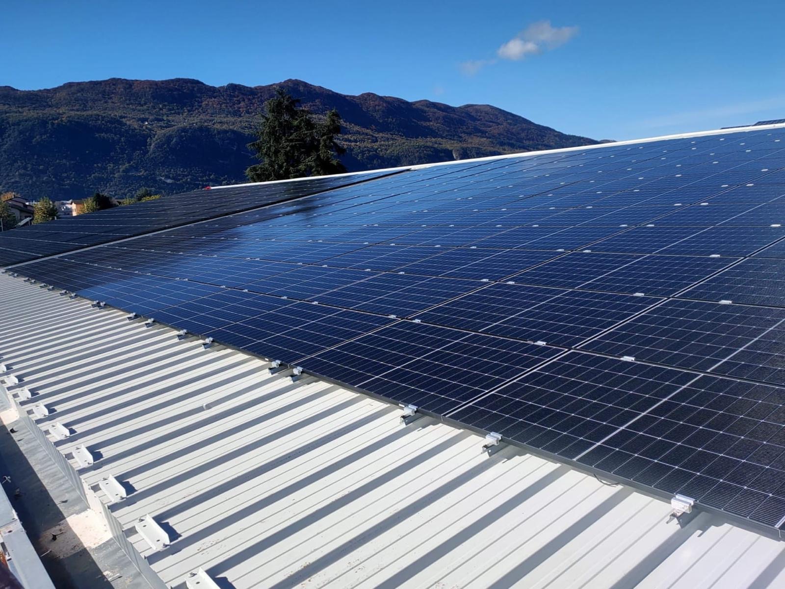 Centrale photovoltaïque sur la toiture d'un bâtiment professionnel